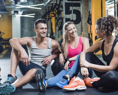 Gruppo Di Persone In Palestra Riposo Min