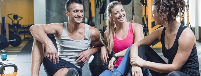 Gruppo Di Persone In Palestra Riposo Min